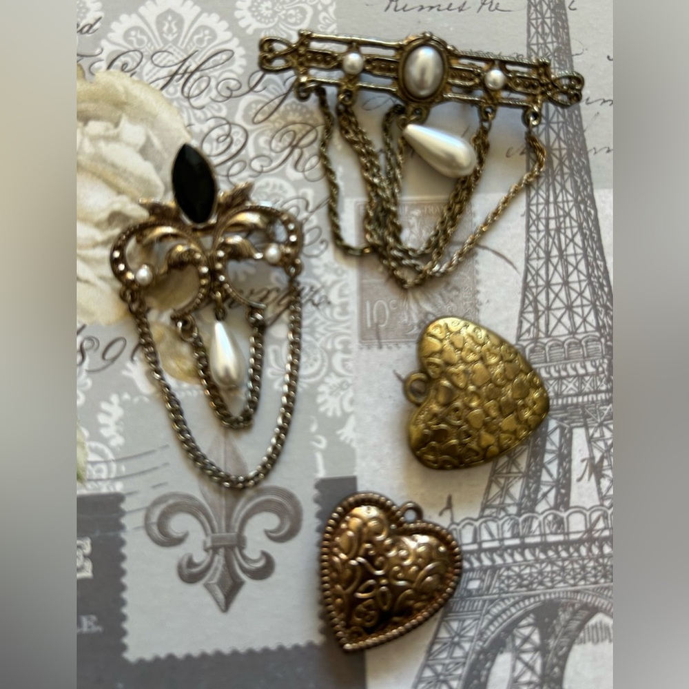 Two Vintage-style Pearl Brooch Set PLUS heart pendants bonus!
